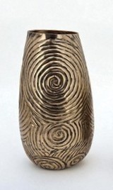 אגרטל עם חריטה על קווים בזהב ושחור, מתכת איכותית