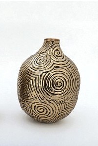 אגרטל עם חריטה על קווים בזהב ושחור, מתכת איכותית