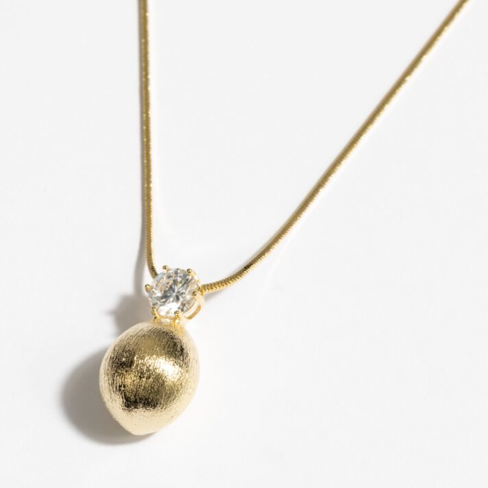 سنسال مطلي بالذهب بتصميم كروي أنيق